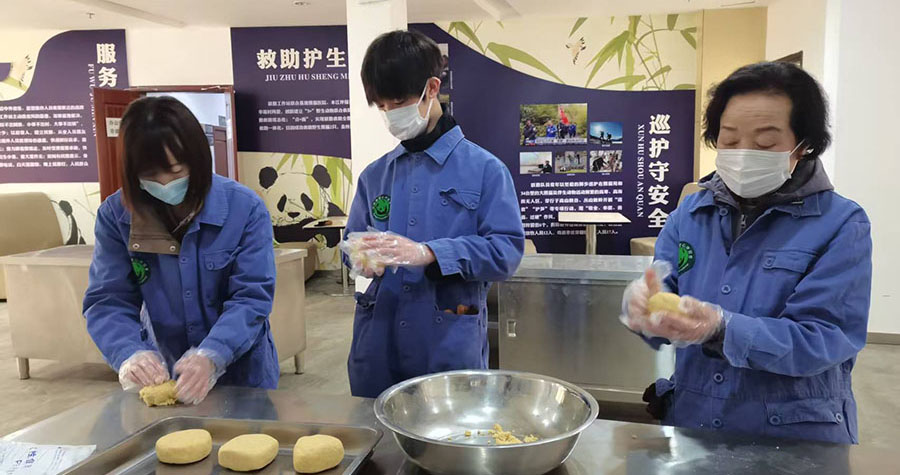 作者：とも　撮影場所：中国ジャイアントパンダ保護研究センターパンダボランティアでパンダ饅頭を作った。普段飼育員が作るものと同じ材料同じ分量でもパンダには違いが判るらしい。それならば「今日のおやつはいつもよりおいしいな」と思わせようと、しっかり混ぜてしっかりこねて作った。