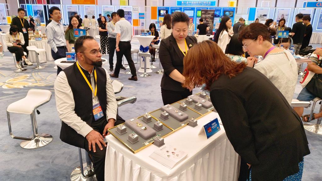 7月8日に行われた第8回中国国際輸入博覧会（輸入博）の消費財展示エリアおよびサービス貿易展示エリアの事前需給マッチングイベントと上海企業誘致PRイベントで、海外からの出展企業関係者（左から1人目）が中国のバイヤーとのマッチングを行う様子。（撮影・葉宣駅）