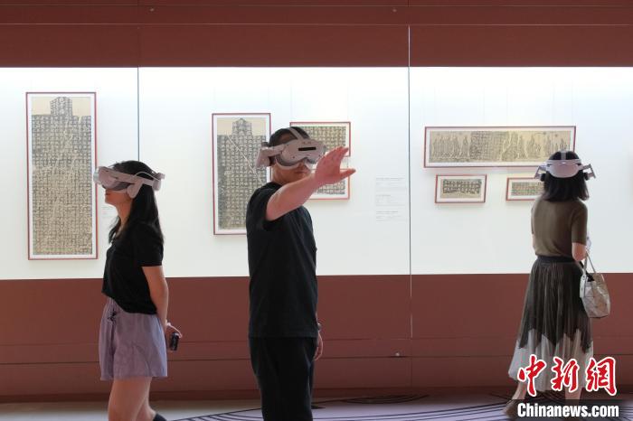 VRデバイスを使って石窟芸術を没入体験できるイベント　浙江省杭州