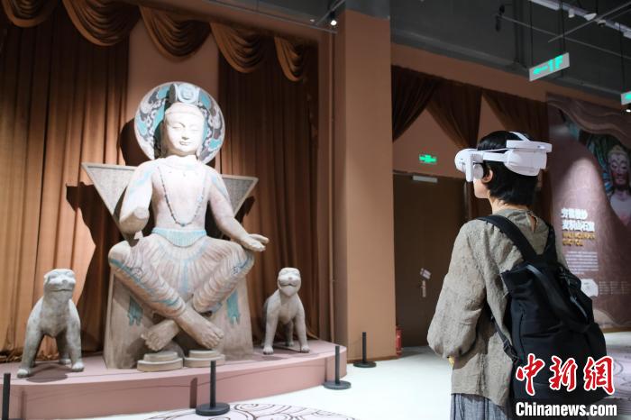 VRデバイスを使って石窟芸術を没入体験できるイベント　浙江省杭州