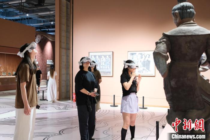 VRデバイスを使って石窟芸術を没入体験できるイベント　浙江省杭州