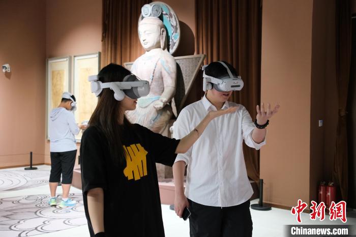 VRデバイスを使って石窟芸術を没入体験できるイベント　浙江省杭州