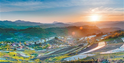 田畑と山々が織りなす白山市臨江市松嶺雪村の絶景（写真提供・臨江市党委員会宣伝部）。