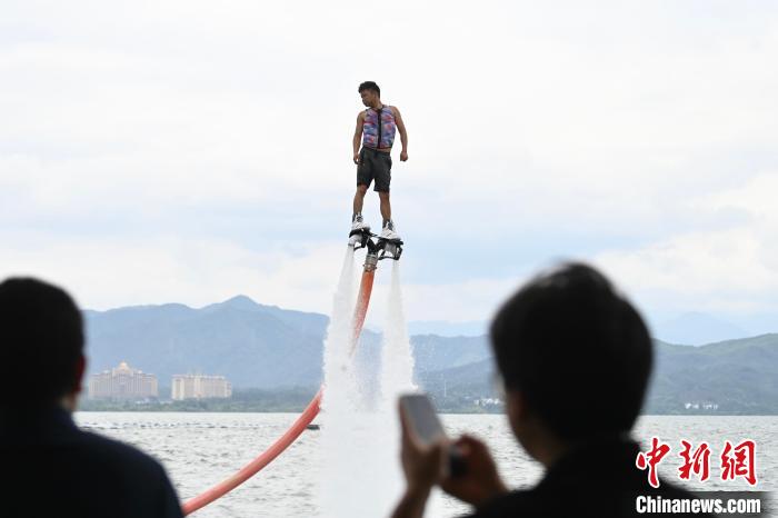 水上スポーツで夏を満喫　安徽省黄山