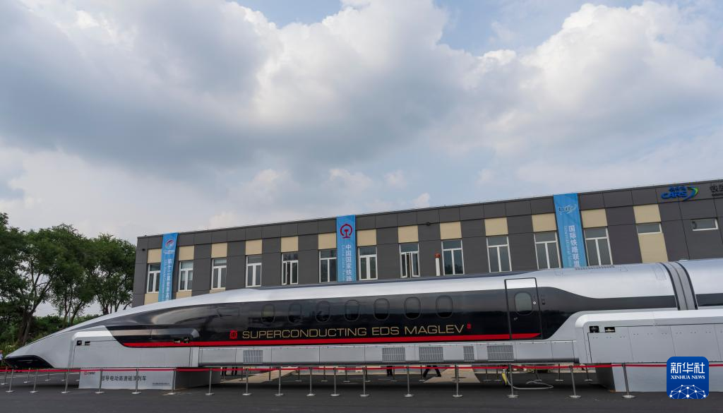 7月9日に中国国家鉄道試験センター展示エリアで撮影された中国初の超電動高速リニアモーターカーの試験車両。（撮影・才揚）