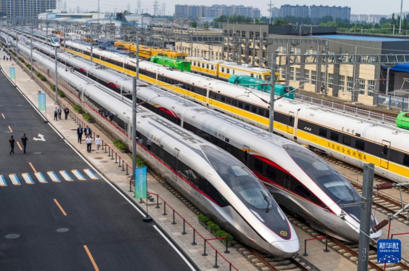 7月9日に中国国家鉄道試験センター展示エリアで撮影された高速列車CR450BF（左）。（撮影・才揚）