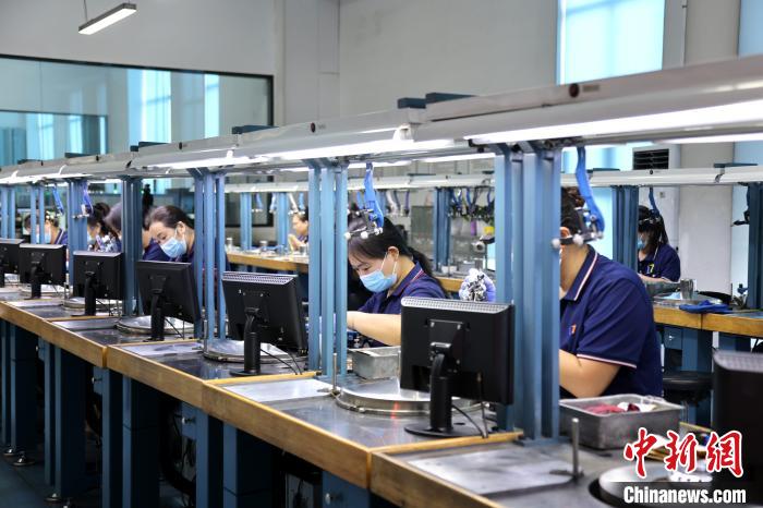 生産工場で働く作業員たち（撮影・夏青華）。