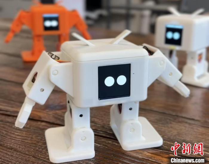 肖喬威チームが開発したAI卓上人型ロボット。画像提供：城歩県党委宣伝部