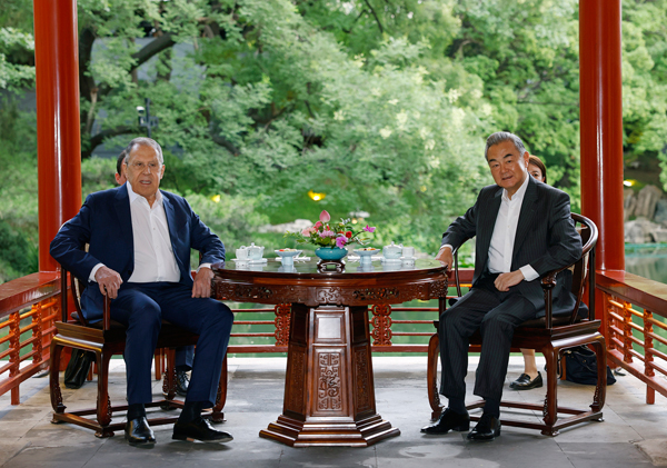 王毅氏がラブロフ露外相と会談
