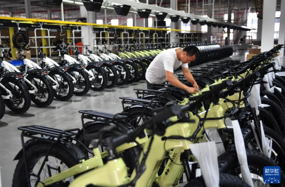 邢台市経済開発区の自転車メーカー工場で働く作業員（7月11日撮影・王暁）