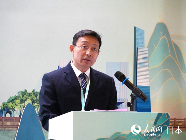 挨拶を行う広西壮族自治区商務庁対外貿易処の雷仲華処長。（撮影・許可）