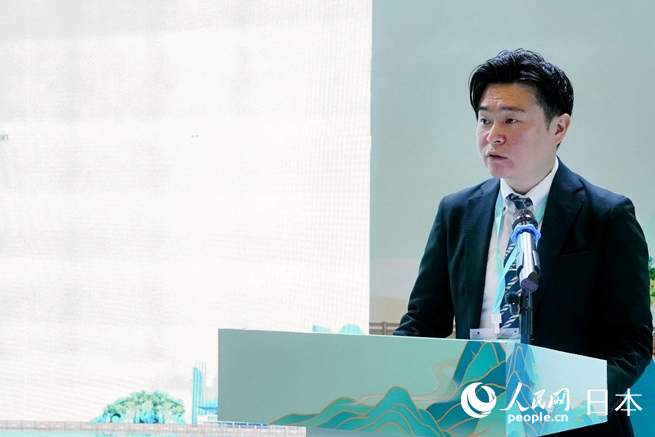 挨拶を行う日中経済協会業務部の藏田大輔部長。（撮影・許可）