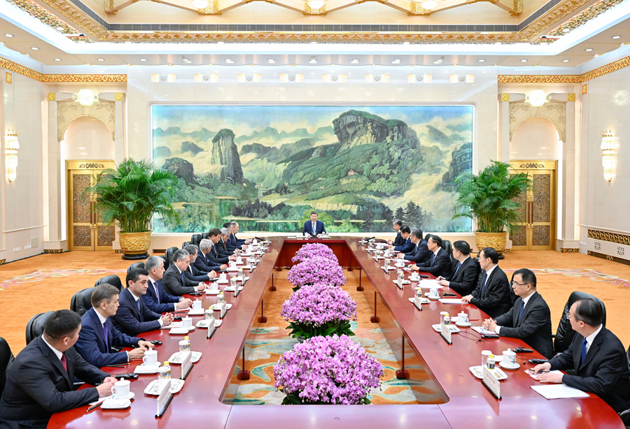 習近平国家主席が上海協力機構外相会議に出席する各国外相らと会見