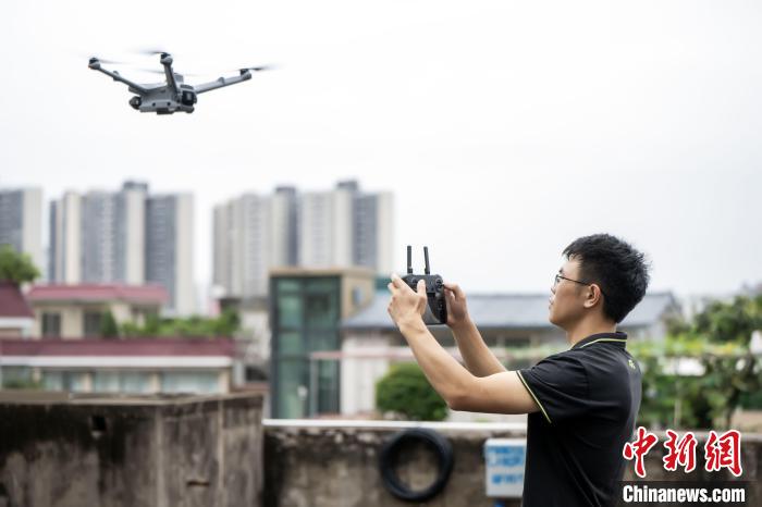 7月10日、湖北武漢では5G-A通信感知一体型基地局を基盤に、ドローンなどの各種低空飛行体が「接続可能・可視化・正確誘導」を備えたネットワークを利用できるようになった（撮影・王政）。