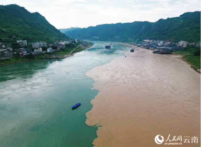 清流と濁流の「二色鍋」　雲南省を流れる金沙江と横江の合流点
