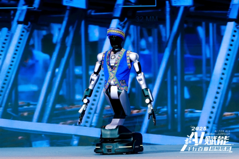 「AIスーパーリーグ」に登場したエンボディドAI搭載ロボット「愛宝」。画像提供：主催者