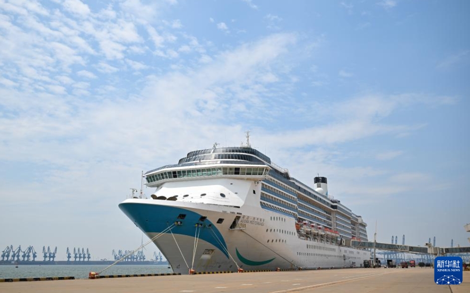 夏のクルーズ旅行客で賑わう天津