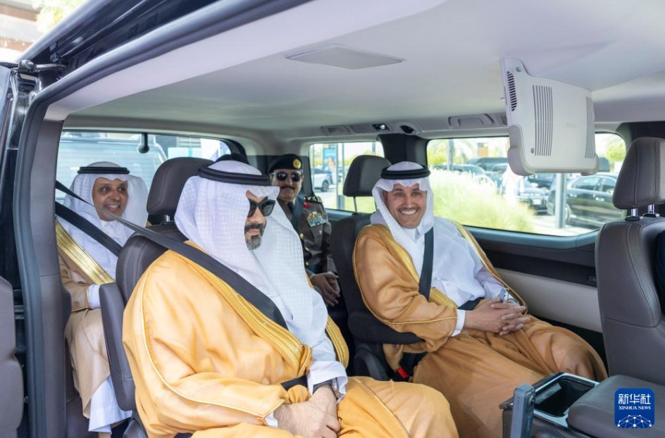 7月23日、サウジアラビアの首都リヤドで、文遠知行の無人運転タクシーに試乗するサウジアラビアのサレ・アルジャセル運輸物流大臣（写真右、写真提供・文遠知行公司）