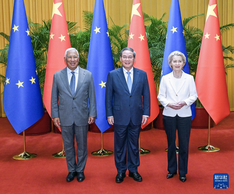 24日午後、北京の人民大会堂で第25回中国・EU首脳会談を行った李強国務院総理（写真中央）、コスタ欧州理事会議長（写真左）、フォンデアライエン欧州委員会委員長（写真右）。撮影・饒愛民