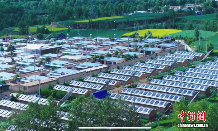 7月21日に撮影された青海省互助土族自治県五十鎮班彦村の屋根に設置された分散型太陽光発電設備。（画像提供：国網海東電力供給公司）