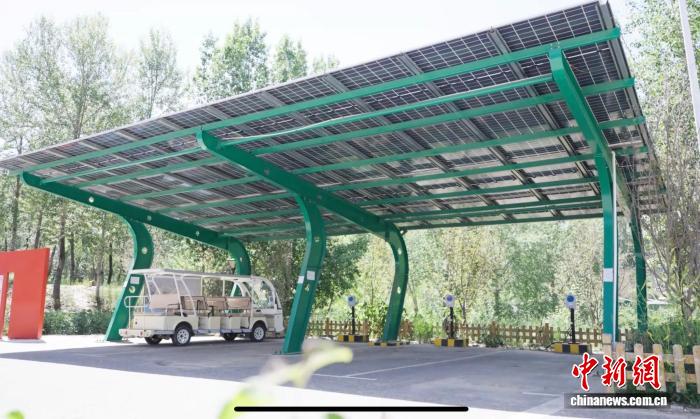 7月21日に撮影された班彦村の「太陽光発電・蓄電・充電」一体型駐車場（画像提供：国網海東電力供給公司）