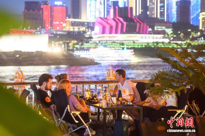 橋の下の空間が川沿いの「夕日レストラン」に変身　重慶