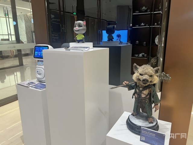 杭州の10大「テクノロジー新特産品」には、AIコンパニオンロボット、中国発RPG「黒神話：悟空」関連商品シリーズが含まれている。（撮影・孫俊）