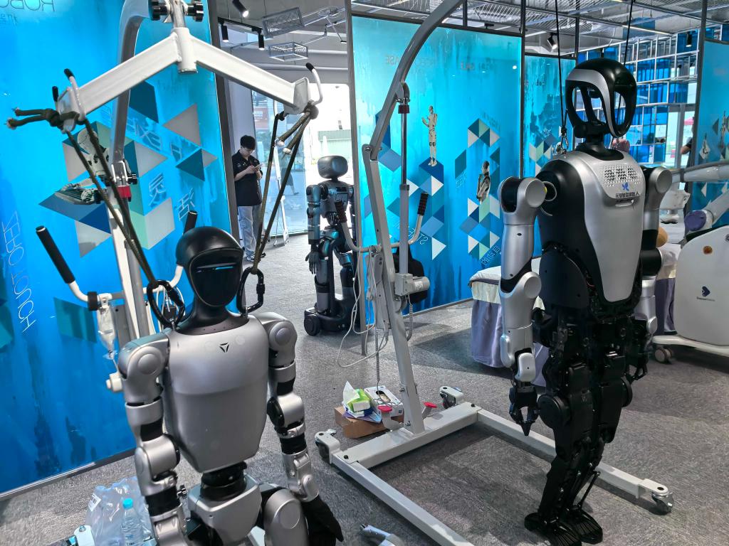 深セン市竜崗ロボット6S店に展示されている2台の人型ロボット。撮影・梁希之