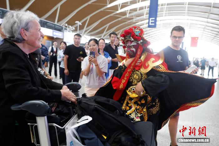 上海浦東空港ロビーで中国文化のパフォーマンス