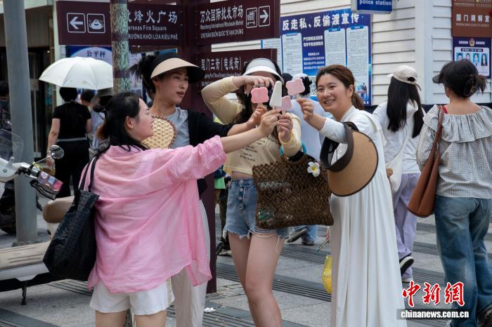 夏休みの旅行者で賑う広西・東興 　観光客を魅了する国境の風情