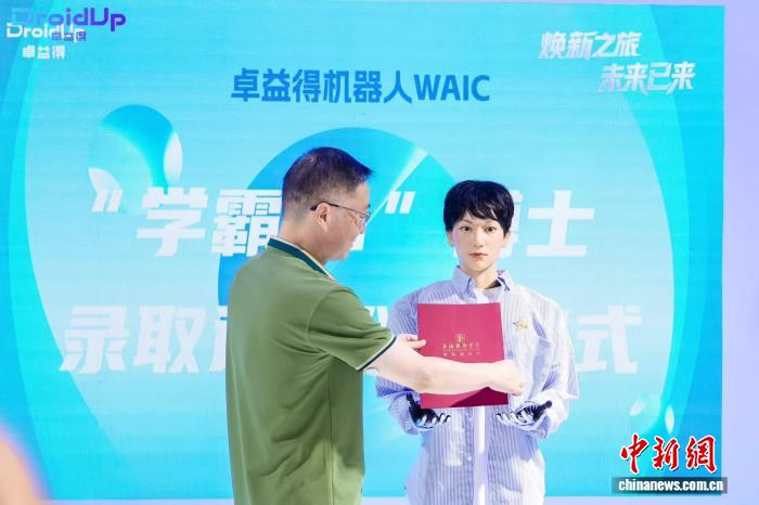 中国初の博士課程に通うロボット誕生、専攻は演劇！