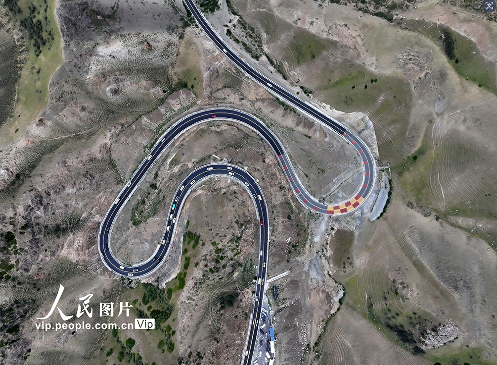 独庫公路の壮大で美しい景色　新疆