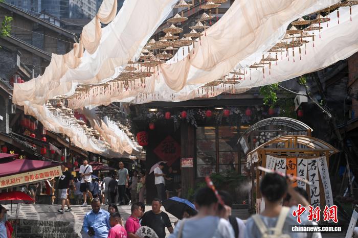 重慶で酷暑続く　かぶり笠の天幕で涼を届ける十八梯伝統風貌区