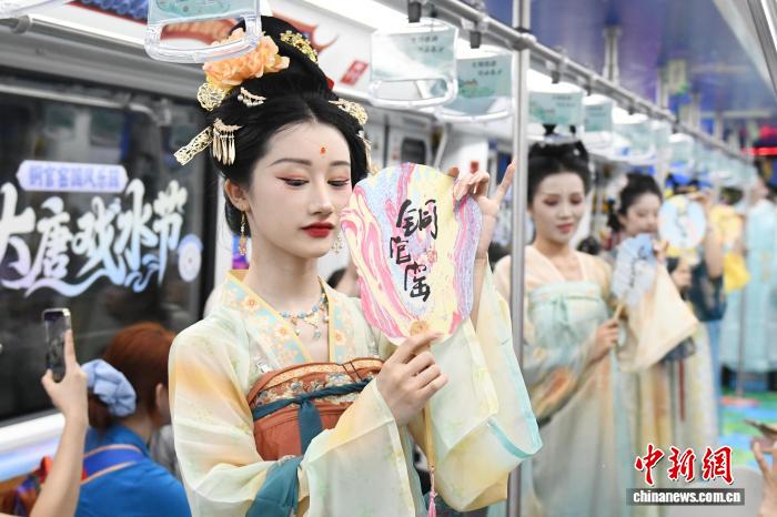 地下鉄内でパフォーマンスを披露する古代装束姿のパフォーマー（撮影・楊華峰）