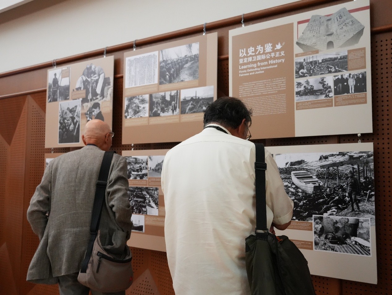 写真展を見る来賓（撮影・許可）