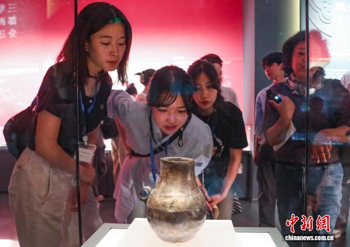 中日両国の若者が青海省博物館を訪問