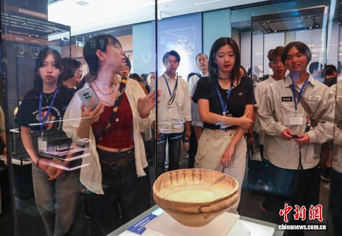 中日両国の若者が青海省博物館を訪問