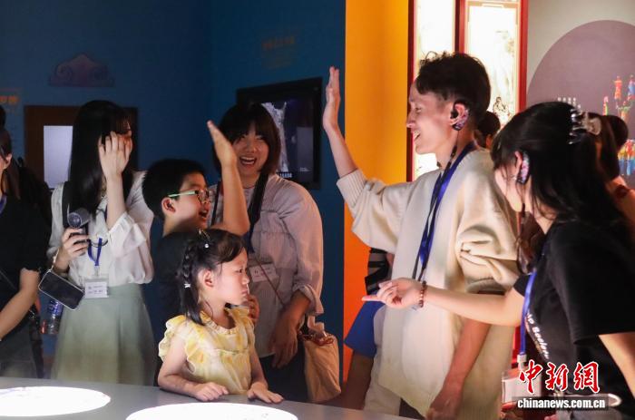 中日両国の若者が青海省博物館を訪問