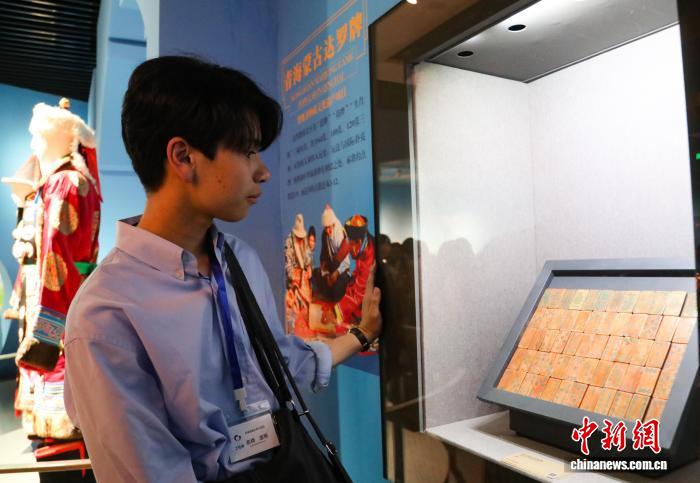 中日両国の若者が青海省博物館を訪問