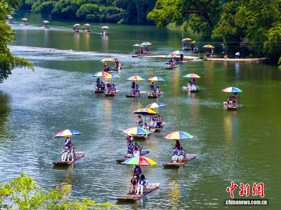 夏の観光シーズン到来し、自然を楽しむ観光客　広西・陽朔