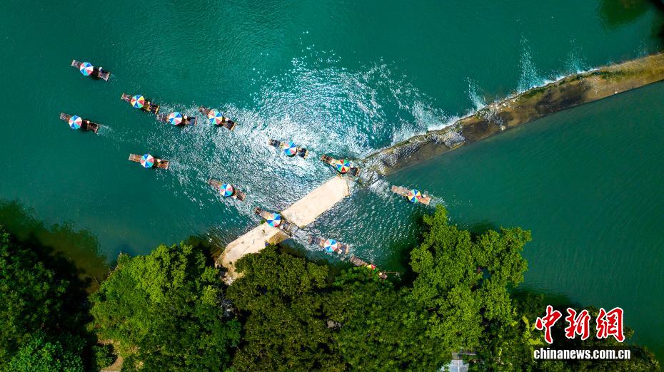 夏の観光シーズン到来し、自然を楽しむ観光客　広西・陽朔