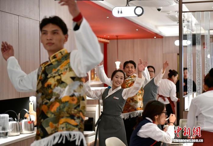 消費を活気づける飲食店のユニークなパフォーマンス　西蔵・拉薩