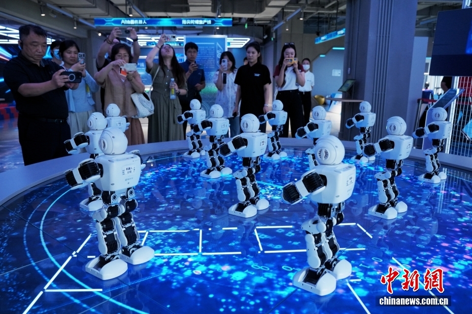 世界初の「エンボディドAIロボット」4S店を訪ねて　北京