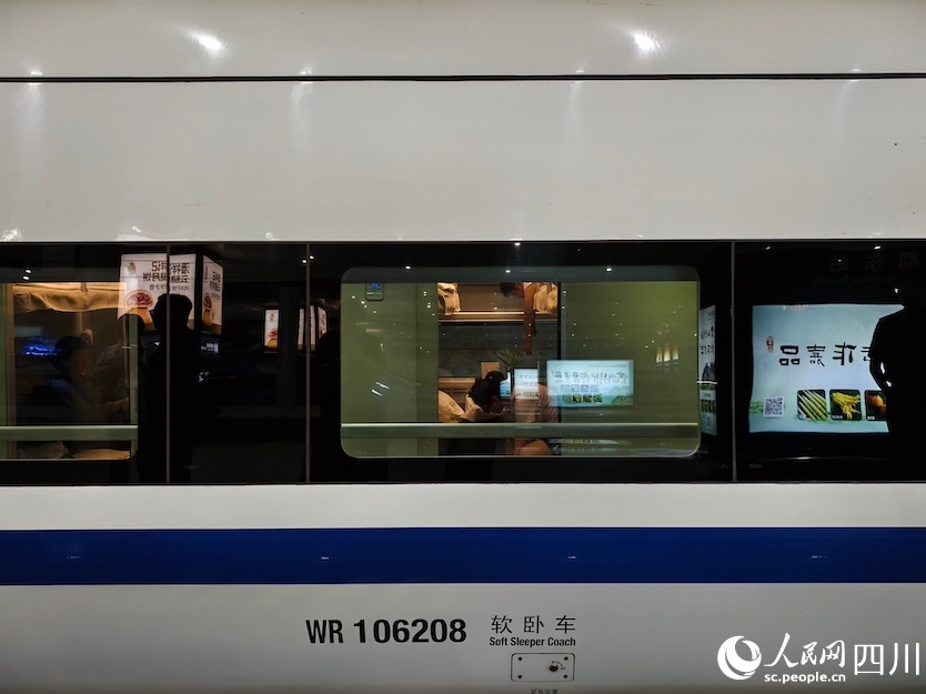 7月31日夜に出発を待つ高速夜行列車「D966号」（7月31日撮影・郭瑩）。