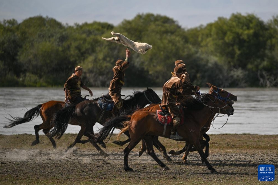 夏休みの観光客で賑わう新疆・伊犁