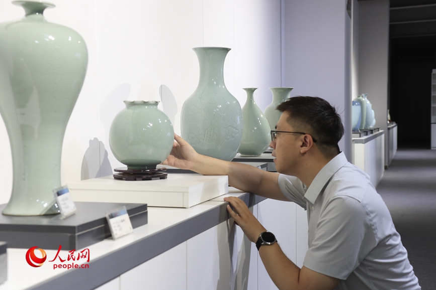 「汝窑瓷器」（撮影：慎志遠。資料写真）
