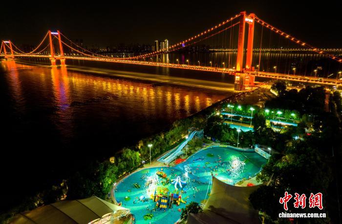 大橋のたもとで涼しさを満喫　湖北省武漢