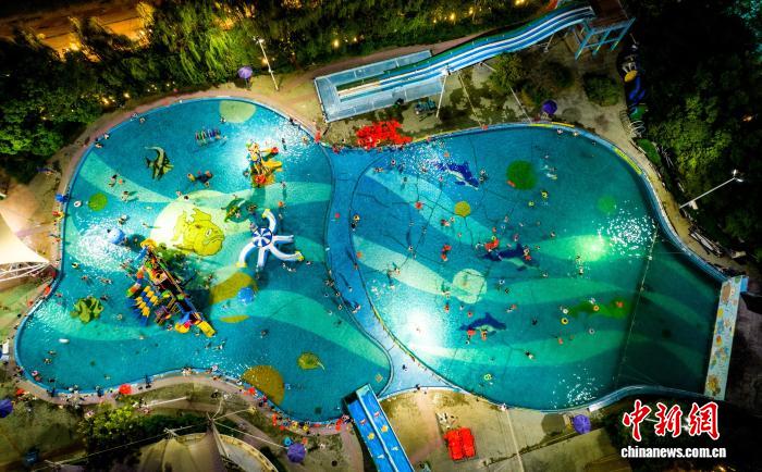 大橋のたもとで涼しさを満喫　湖北省武漢