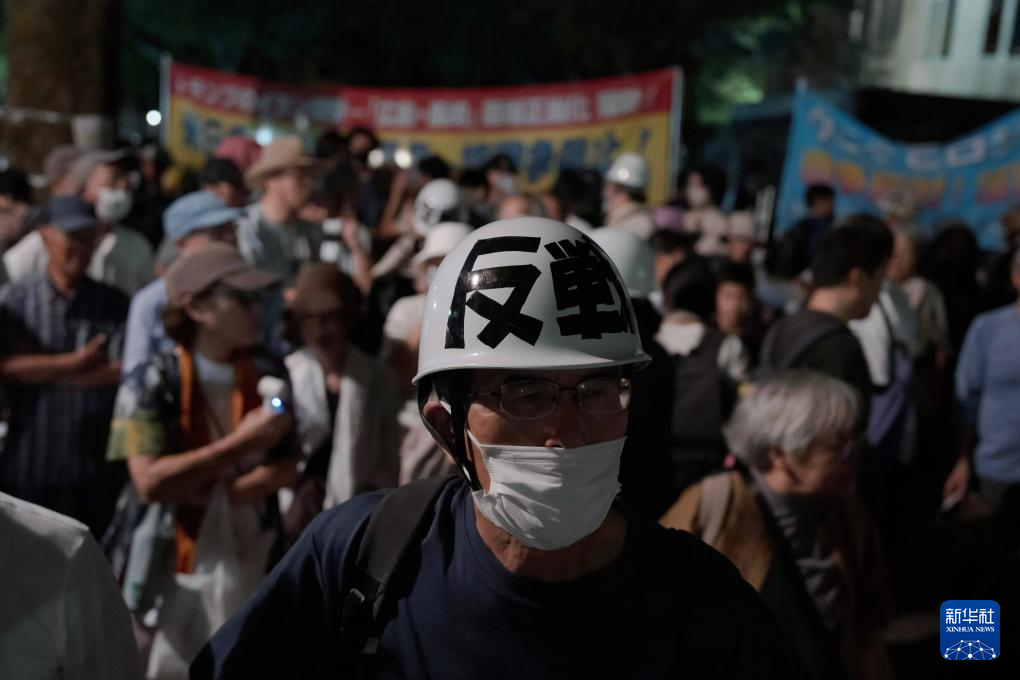 8月5日、広島平和記念公園で反戦集会を開く民衆（撮影・賈浩成）