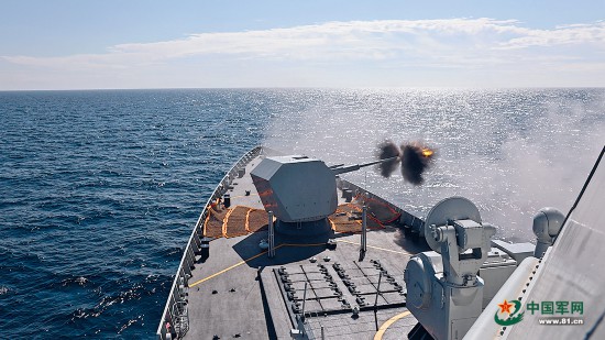 合同対艦演習で主砲射撃を行う「紹興」（撮影・徐強）